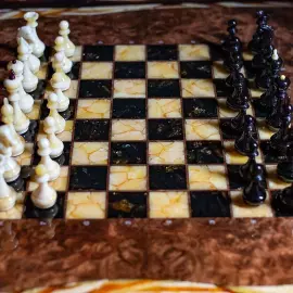 Шахматный стол из корня ореха и янтаря "Инфинити" светлый